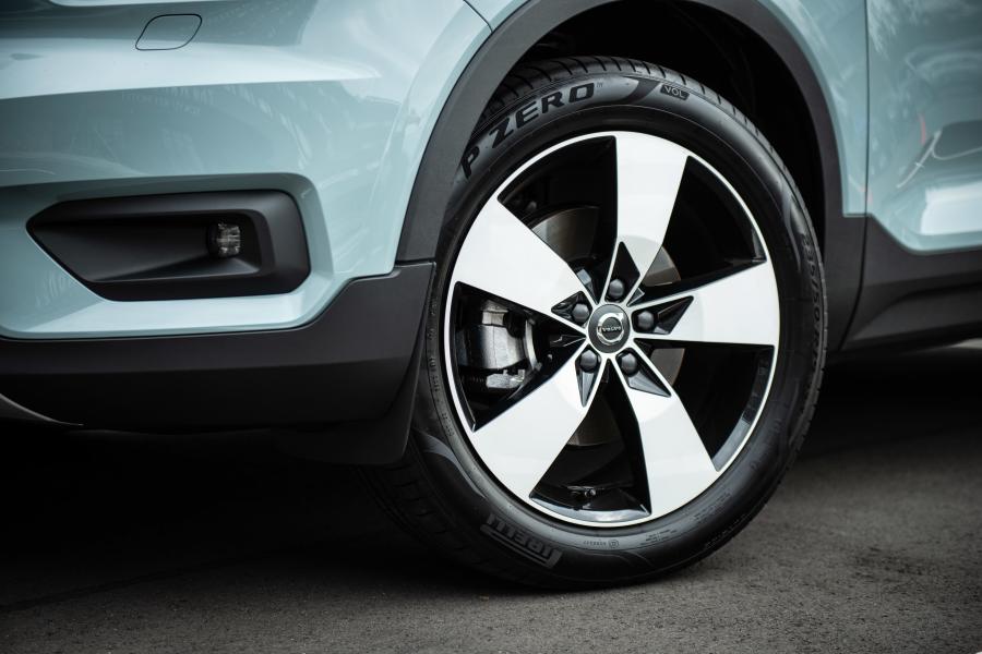 Колеса Volvo XC40 T4 Momentum 2018 года  (JP) (фото 11 из 13)